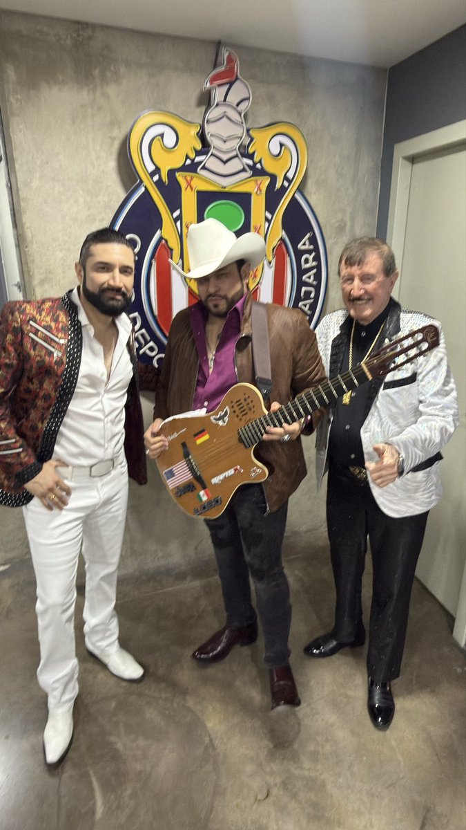 Memo_Osuna's tweet photo. Mariano Barba y Banda Estrellas De Sinaloa De Germán Lizárraga amenizarán el medio tiempo del partido de hoy @Chivas Vs @TigresOficial 

#chivas #tigres #guadalajara #chivasvstigres https://t.co/qvMwyeG8H6