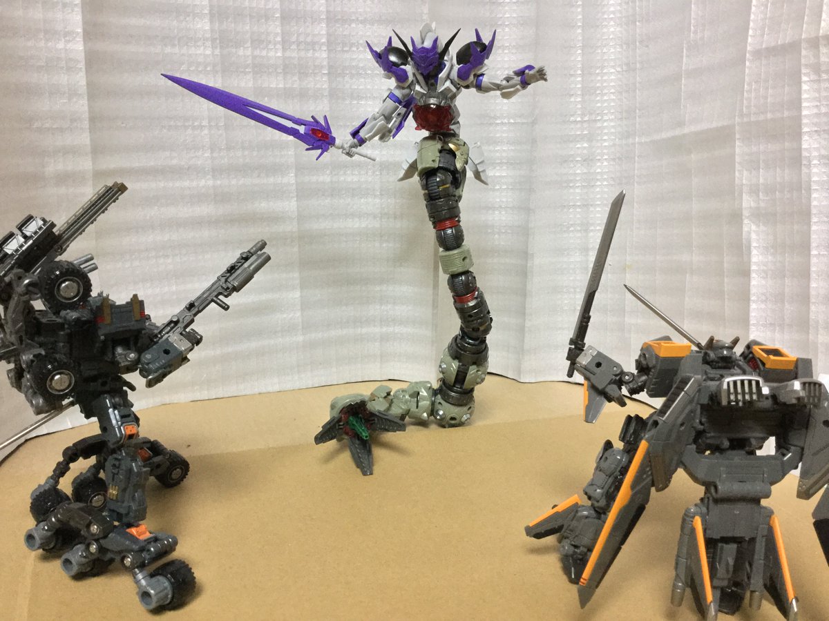 ガイスト騎士団をアップデート。この過程で良いと思ったのはシールドをガイストに流用出来る点ですね。リーベルにローザンのクラスアップアーマーを着けてますがあまり違和感は無いです。言うなら手首ですがワルダロスSが人間の手首と同じなので些細な問題な気も…。
＃ダイアクロン　＃30MF