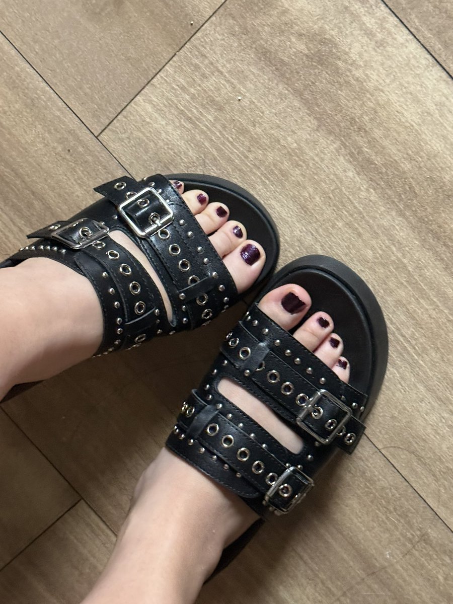 NaviKinx's tweet photo. I painted my toes…so cute! https://t.co/XPp02SOKIi