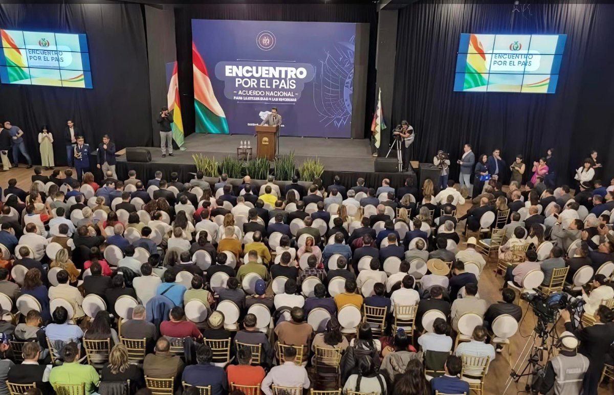 La historia no se escribe con flashes ni aplausos momentáneos. Se escribe con decisiones, desembolsos y resultados concretos.

A pesar de las dudas, deseo que esto no sea solo una foto. Que sea el cambio que Bolivia necesita. 🇧🇴

Esperemos al día siguiente. 👀

#KathiaQuiroga