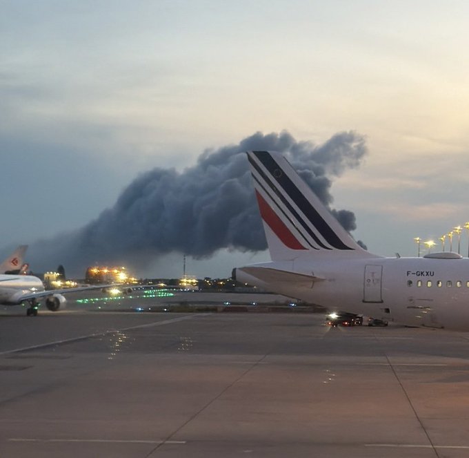 ViralVolT1's tweet photo. More visuals from Paris-Charles-de-Gaulle Airport.
#Paris #France #CDG #CharlesDeGaulle #ParisFire #BreakingNews #AirportNews #SmokePlumes #Emergency #FireAlert #ParisUpdate #FranceNews #IncidentAlert #WorldNews #LiveUpdates #ViralNews #NewsAlert https://t.co/rr0fYArO6i
