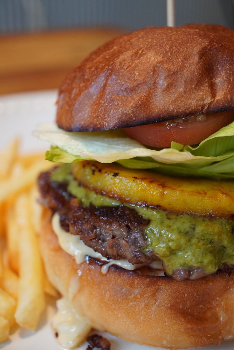 jicchiburger's tweet photo. おはようございます😊
JICCHI BURGERです🍔
今日は  #母の日 💐
毎日本当にお疲れ様です。素敵な一日になりますように✨
今日も美味しいハンバーガーたくさんご用意してお待ちしております☺️
どうぞよろしくお願いいたします。
⬇️📸グリーンカレーソース＋パイナップルトッピングです🍍
 #ハンバーガー https://t.co/WiRIg4ufJr