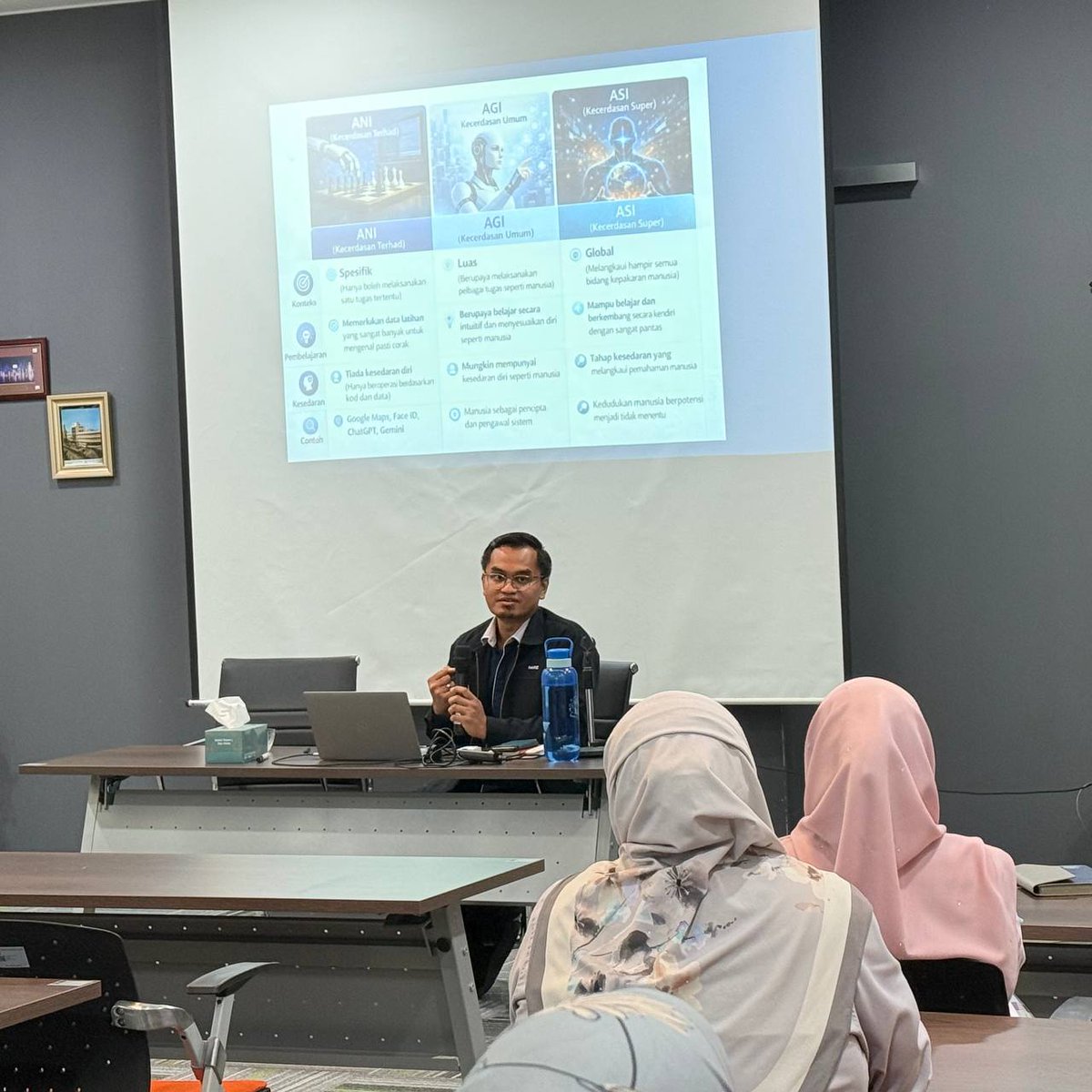 SPPP1's tweet photo. BRIEFING ON THE MODULE: FUNDAMENTALS OF AI AND FUTURE AWARENESS

https://t.co/FKZ2ZUUht8

#suruhanjayapelabuhanpulaupinang
#penangportcommission
#steeringthefuturefromheritagetohorizon https://t.co/d3YjNwZoSJ
