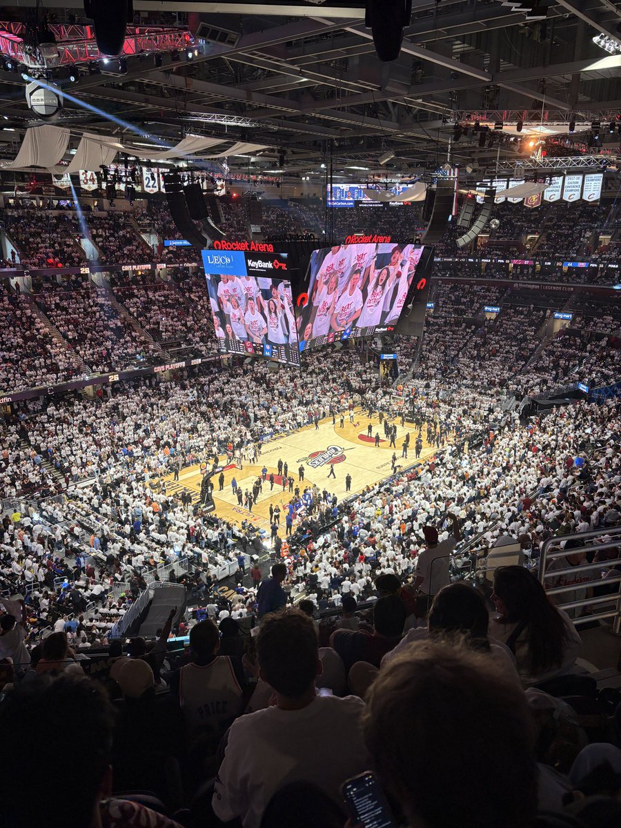 lipoutlarry's tweet photo. 2 for 1 special @cavs @CleGuardians https://t.co/TKiFno4SIe