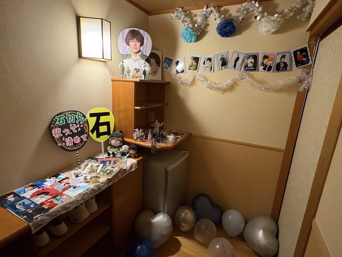 cherrykeech's tweet photo. お部屋訪問の飾り付け楽しかった〜🫶🏻︎
7年前に初めて作った視認性ゼロのうちわ(左)がここで役に立って良かった😂✨

握手したときの崎山さんの手がふわふわですごかっ た、、(語彙力)
 #マニアツアー https://t.co/yhFQR5uiqX