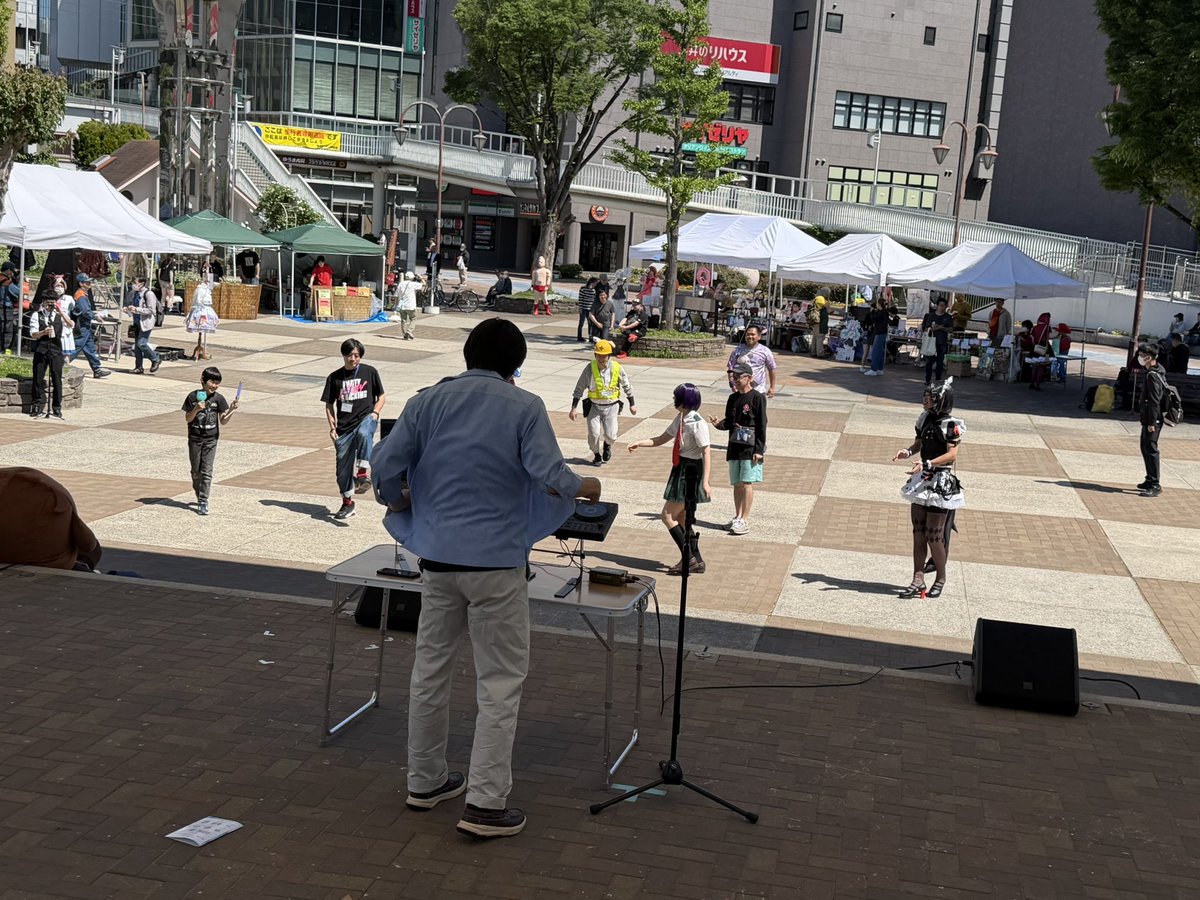 yussyan's tweet photo. 枚方市駅前のニッペパークでアニメイベントやってまーす。
みんな来てね

#ジュジュステ https://t.co/bZJ3K4NMFN