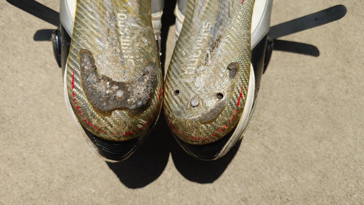 yonexneo's tweet photo. 前回のライドで足元が何か変だったのでシューズを確認してみたら、完全にヤバ���感じの10年以上使った #サイクリングシューズ #shimano #r132 https://t.co/O8ek7ShsEL
