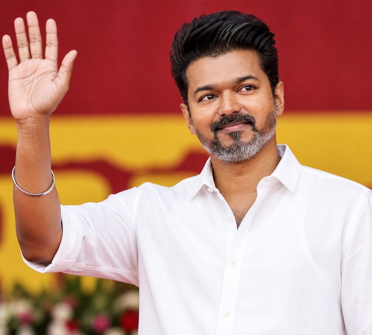 am_baski's tweet photo. ஒரு அரசு அமைந்த பிறகு எதிர்கொள்ள வேண்டிய முதல் சவால் நிர்வாகத் திறன். தமிழ்நாடு போன்ற மிகப்பெரிய சமூக-அரசியல் மற்றும் பொருளாதார அமைப்பைக் கொண்ட மாநிலத்தில், தேர்தல் வெற்றியை விட நிர்வாக தொடர்ச்சி மிகவும் முக்கியமானது. அரசு இயந்திரம், அதிகார வர்க்கம், துறை நிர்வாகம், நிதி மேலாண்மை, சட்டமன்ற ஒத்துழைப்பு, மற்றும் மத்திய-மாநில உறவுகள் போன்றவை வெறும் கவர்ச்சியால் இயங்காது. அவை அனுபவம், கொள்கை தெளிவு, மற்றும் நீண்டகால அரசியல் உழைப்பை எதிர்நோக்கும். TVK போன்ற புதிய கட்சிக்கு இங்கு மிகப்பெரிய அமில சோதனை உருவாகும்.

இரண்டாவது முக்கிய சவால் “தலைவர் மைய அரசியல்” மற்றும் “நிறுவன அரசியல்” இடையிலான முரண்பாடு. ஒரு இயக்கம் முழுவதும் ஒரே நபரின் கவர்ச்சியை சார்ந்து இருந்தால், கீழமை கட்டமைப்பு பலவீனமடையும் அபாயம் உள்ளது. தமிழக அரசியலில் முன்னர் பல கட்சிகள் வலுவான தலைவர் அடையாளத்தின் மூலம் வளர்ந்திருந்தாலும், அவற்றின் நீடித்த செயல்திறன் கட்சித் தள அமைப்பு, உள்ளூர் நிர்வாக திறன், மற்றும் இரண்டாம் நிலை தலைமை வளர்ச்சியில்தான் இருந்தது. TVK-க்கு இதுவே மிகப்பெரிய கட்டமைப்பு சவாலாக இருக்கும். தேர்தல் கூட்டங்களில் தோன்றும் உணர்ச்சி அலை, ஆட்சியில் நிர்வாக ஒழுங்காக மாற வேண்டியது அவசியமாகும்.

மூன்றாவது சவால் கொள்கை தெளிவு. தற்போதைய அரசியல் சூழலில் மக்கள் வெறும் எதிர்ப்பை மட்டும் ஏற்கவில்லை; மாற்று கொள்கை வரைபடத்தையும் எதிர்பார்க்கிறார்கள். வேலைவாய்ப்பு, தொழில் வளர்ச்சி, கல்வி, சமூகநீதி, சுற்றுச்சூழல், கூட்டாட்சி, நலத்திட்டங்கள், செயற்கை நுண்ணறிவு மற்றும் தானியங்கி நிர்வாகம் போன்ற பல துறைகளில் தெளிவான அரசியல் பார்வை தேவைப்படுகிறது. குறிப்பாக தமிழ்நாட்டின் சமூக அமைப்பு சாதி, மொழி, பகுதி, வர்க்கம் போன்ற பல அடுக்குகளால் அமைந்துள்ளது. இதை சமநிலைப்படுத்தாமல் எந்த புதிய அரசும் நீண்டகால நிலைத்தன்மையை அடைய முடியாது.

நான்காவது சவால் எதிர்பார்ப்பின் அழுத்தம். ஒரு புதிய அரசியல் இயக்கம் வெற்றி பெற்றால் மக்கள் அதிலிருந்து “அசாதாரண மாற்றம்” எதிர்பார்க்கிறார்கள். ஆனால் நிர்வாக மாற்றம் என்பது மெதுவான செயல்முறை. இதன் காரணமாக அரசுக்கும் மக்களுக்கும் இடையே விரக்தி உருவாகும் வாய்ப்பு அதிகம். குறிப்பாக சமூக ஊடக காலத்தில், ஒவ்வொரு தீர்மானமும் உடனடி விமர்சனத்திற்கும் ஒப்பீட்டிற்கும் உள்ளாகிறது. இதை சமாளிக்க அரசியல் தொடர்பாடல் திறனும் வெளிப்படைத்தன்மையும் முக்கியம்.

அதே நேரத்தில், TVK மற்றும் விஜய் அவர்களின் அரசியல் வருகை தமிழக ஜனநாயகத்தில் ஒரு முக்கிய சின்னமாகவும் பார்க்கப்படுகிறது. புதிய தலைமுறை அரசியலில் பங்கேற்கும் ஆர்வம், அரசியல் மீதான விவாதங்களை இளைஞர்கள் மத்தியில் மீண்டும் உருவாக்கியிருப்பது, மற்றும் அரசியல் அமைப்புகள் மீதான பொது கண்காணிப்பை அதிகரித்திருப்பது போன்ற அம்சங்கள் ஜனநாயகத்திற்கு நல்ல அறிகுறிகளாகும். எந்த புதிய அரசியல் இயக்கமும் விமர்சனத்தையும் வரவேற்பையும் ஒரே நேரத்தில் சந்திக்கும்; அதுவே ஜனநாயகத்தின் இயல்பான இயக்கம்.

இறுதியாக, தமிழக அரசியல் என்பது வெறும் தேர்தல் வெற்றியின் மேடை அல்ல; அது சமூக பொறுப்பு, நிர்வாக சமநிலை, மற்றும் மக்களின் வாழ்வாதாரத்தை நேரடியாகத் தொடும் ஒரு பொது அமைப்பு. அந்தப் பாதையில் பயணிக்க வரும் எந்த புதிய அரசியல் இயக்கத்தையும், கருத்து வேறுபாடுகள் இருந்தாலும், ஜனநாயக மரியாதையுடன் வரவேற்பது அரசியல் பண்பாட்டின் ஒரு பகுதியாக இருக்க வேண்டும். அதே நேரத்தில் விமர்சன சிந்தனையும் பொது பொறுப்புணர்வும் தொடர்ந்து நிலைத்திருக்க வேண்டும். புதிய தலைமுறையின் அரசியல் பயணம், தமிழ்நாட்டின் ஜனநாயக வளர்ச்சிக்கு ஆரோக்கியமான விவாதங்களையும் புதிய சாத்தியங்களையும் உருவாக்கட்டும்.

வெற்றிவாகை சூடிய தவெக மக்கள் பிரதிநிதிகள் , அமைச்சர் பொறுப்பேற்கவிருக்கும் அனைவருக்கும் வாழ்த்துகள். @TVKVijayHQ @CMOTamilnadu @TVKPartyHQ