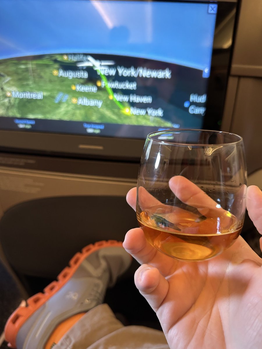 McBuckeyeAT's tweet photo. And @SingaporeAir does it right! https://t.co/GHb2gh8lJm