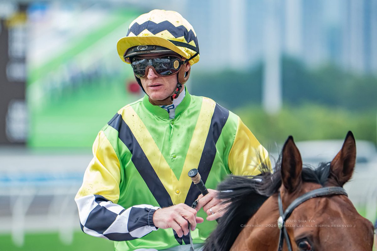 LeeMingDonald's tweet photo. Invictus Dragon 🥇 
Smart Avenue 🥇

A double for @zpurton and 10 to go for 2000 winners in HK 

#HKracing https://t.co/cIB7ldICrk