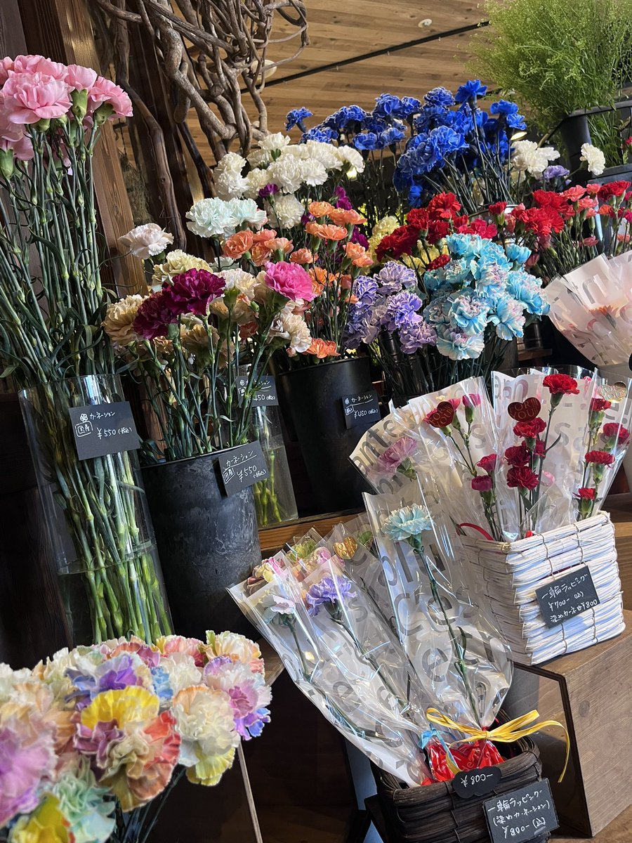 SoundFlower_KO's tweet photo. 京王相模原線稲城駅の花屋です！
いよいよ今日は母の日。沢山の花束やかご花、ミニブーケ、一輪ラッピングなどをご用意して皆様をお待ちしております。
ご予約もお受けできます。お好きなお花や色味、ご予算に応じてお作りします。お電話にてご相談くださいませ。
▶️ 0423799889 https://t.co/tRReuoFdCI