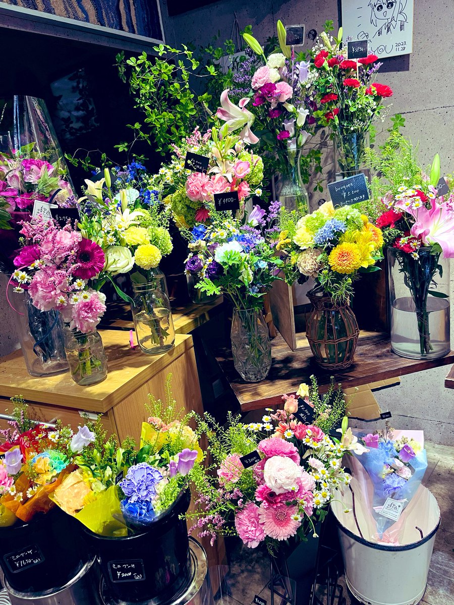 SoundFlower_KO's tweet photo. 京王相模原線稲城駅の花屋です！
いよいよ今日は母の日。沢山の花束やかご花、ミニブーケ、一輪ラッピングなどをご用意して皆様をお待ちしております。
ご予約もお受けできます。お好きなお花や色味、ご予算に応じてお作りします。お電話にてご相談くださいませ。
▶️ 0423799889 https://t.co/tRReuoFdCI