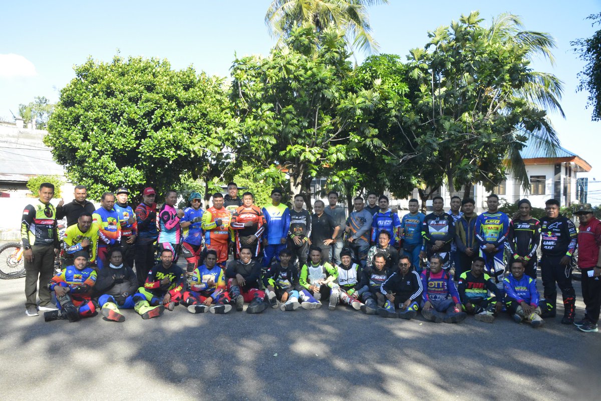 KOREM161WS's tweet photo. *Danrem 161/Wira Sakti Pimpin Trabas Adventure Trail, Pererat Soliditas hingga Bagikan Sembako untuk Warga* https://t.co/w1obbqyQhW