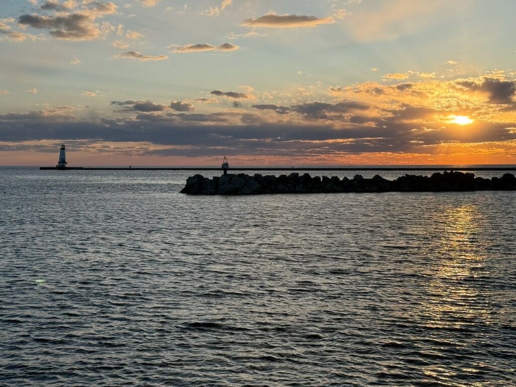 ludington_love's tweet photo. Ludington Sunset! #Ludington #PureMichigan https://t.co/CsbCdJDtkH