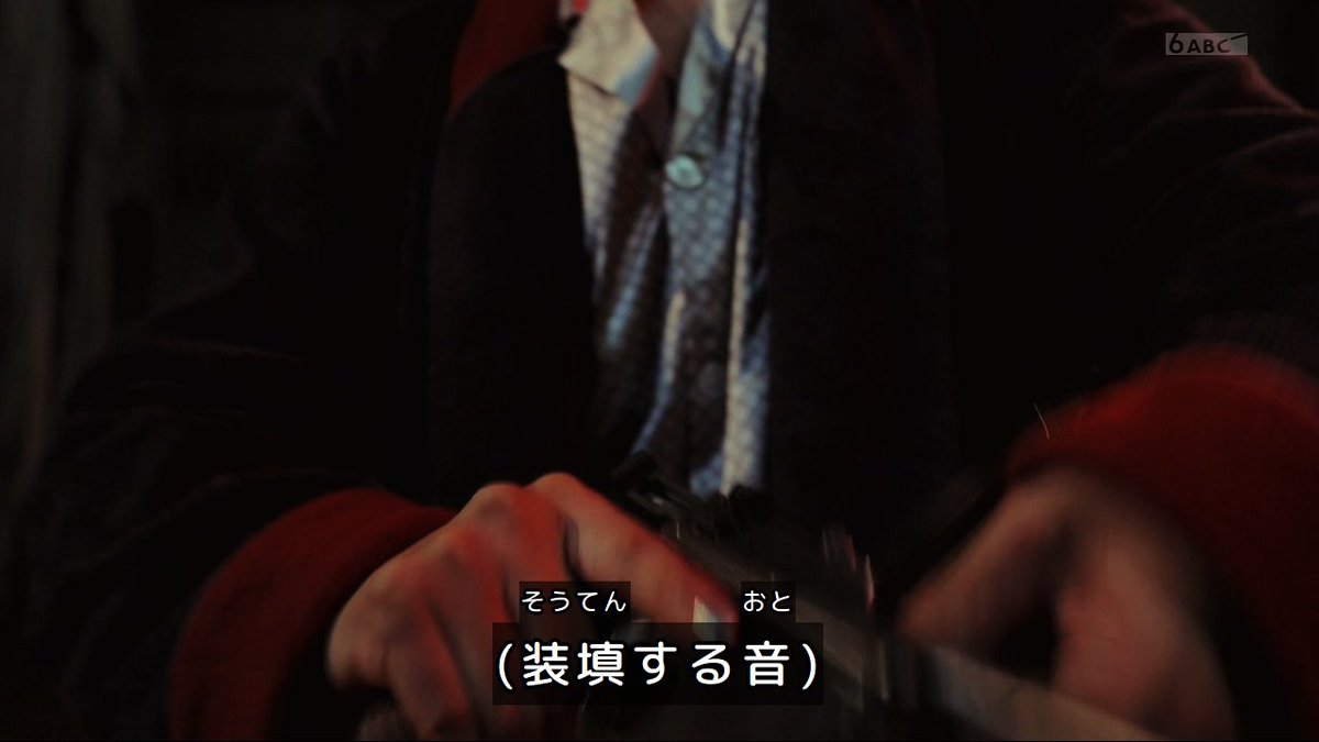 kagetsuki1988's tweet photo. 莫のワルサーP38が普通のマガジン給弾なのに対し、クリップ給弾というめんどくさいリロード方式のモーゼルC96で互角の速度で撃ち合うジーク、すごい。
#仮面ライダーゼッツ https://t.co/BZlPfkVKgb