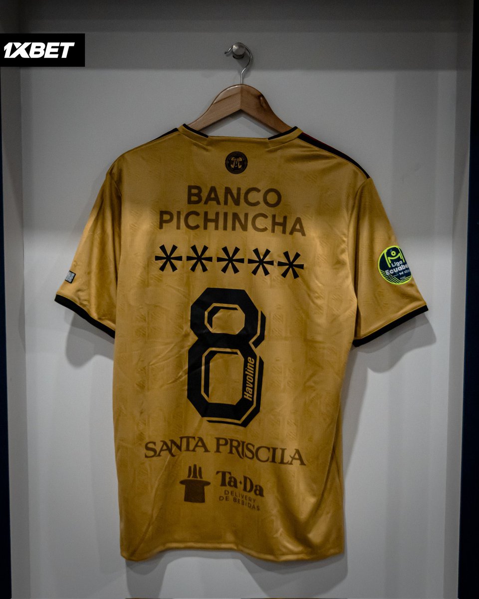 kchradio's tweet photo. 🚨😱💛🖤 MISTERIO REVELADO 💛🖤

Los jugadores de #BarcelonaSC disputaron el encuentro con camisetas en las que sus nombres fueron reemplazados por filas de asteriscos.

Esta acción se replicó en las pantallas del estadio del IDV durante el anuncio de las alineaciones, donde los nombres también aparecieron ocultos bajo el mismo símbolo. 

La campaña, denominada "Cr*cks de las contraseñas", buscó ilustrar una práctica extendida y riesgosa: el uso de nombres propios o apellidos como claves de acceso a cuentas digitales.

"Lo que es fácil de recordar, también puede ser fácil de vulnerar. Queremos generar conciencia sobre los riesgos de la ciberdelincuencia y así proteger conjuntamente la confianza de millones de ecuatorianos en el marco de los 120 años de @BancoPichincha."

La iniciativa se produce con el afán de prevenir y mitigar las amenazas digitales en todo el país. Modalidades como el phishing —correos fraudulentos que simulan provenir de instituciones confiables— y el smishing —mensajes de texto con el mismo fin— han derivado en el robo de información personal, credenciales de acceso y recursos económicos de miles de usuarios en Ecuador.

Ante este panorama, es importante recordar que ninguna institución financiera solicita contraseñas, códigos de seguridad ni datos de tarjetas a través de correos, mensajes o llamadas telefónicas.

Cr*cks de las contraseñas, busca reducir la vulnerabilidad ante ataques cibernéticos, concientizar la adopción de buenas prácticas de seguridad digital en el día a día. 

Principalmente se recomienda evitar el uso de información personal, como nombres, apellidos o fechas de nacimiento, al momento de crear contraseñas, y optar por claves robustas que combinen letras, números y símbolos. Asimismo, es crucial no compartir contraseñas, códigos de seguridad ni datos bancarios con terceros, ya que esto incrementa el riesgo de fraude.