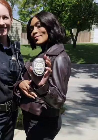 skptcbathena's tweet photo. the prettiest detective btw!! https://t.co/3EE0wsAuk2
