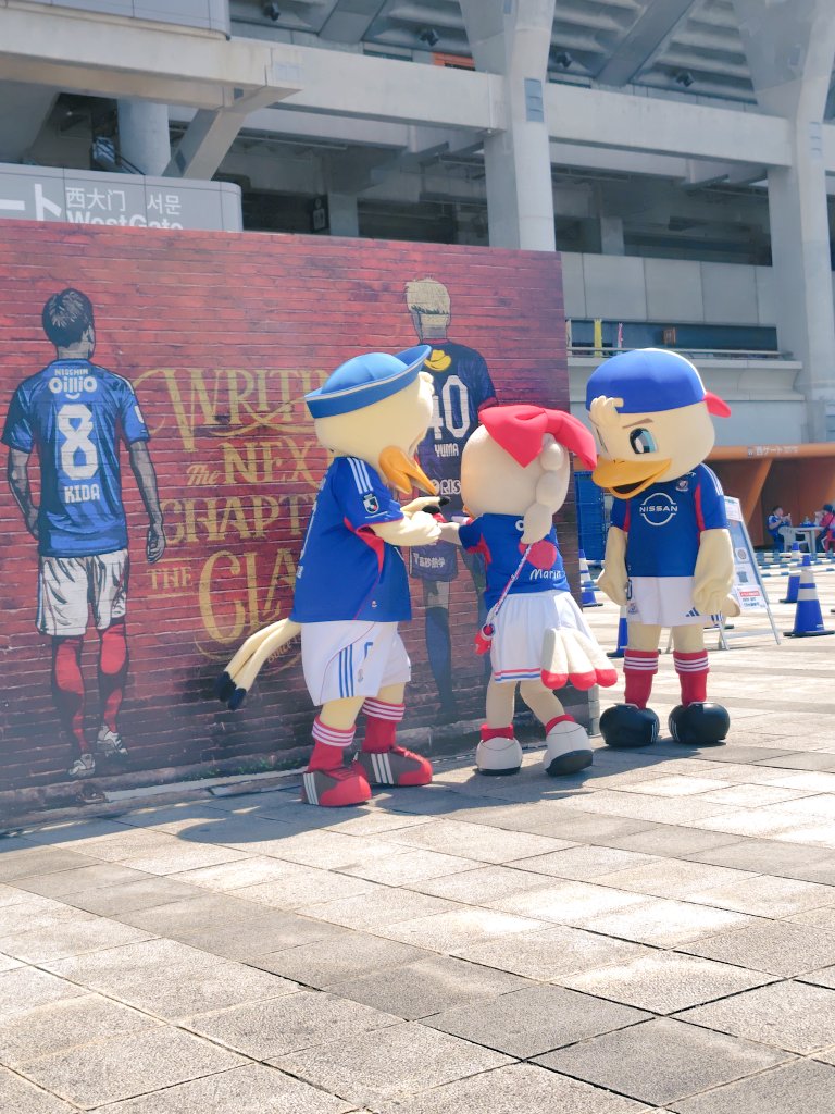 nonori1230m's tweet photo. 鈴木優磨のパンツの裾を捲くろうとしてるかもめーず😂 https://t.co/LkOqdIyu41