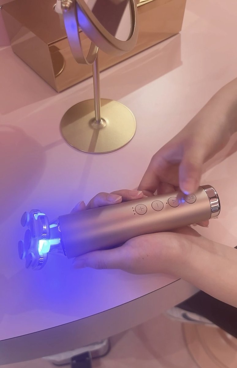 TheGlamRoomJP's tweet photo. これ、ちょっとやってみたくない？✨

サロングレードの美容機器を試せる
ちょっと特別なビューティー体験。
川越でお待ちしています。
#川越 #美容体験 #美容 #TheGlamRoom
#サロングレード  
#beautydevices https://t.co/czNcJMAjfn