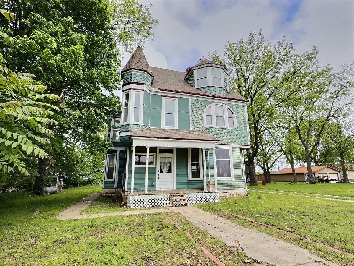 Zillow Gone Wild 🏡 tweet media