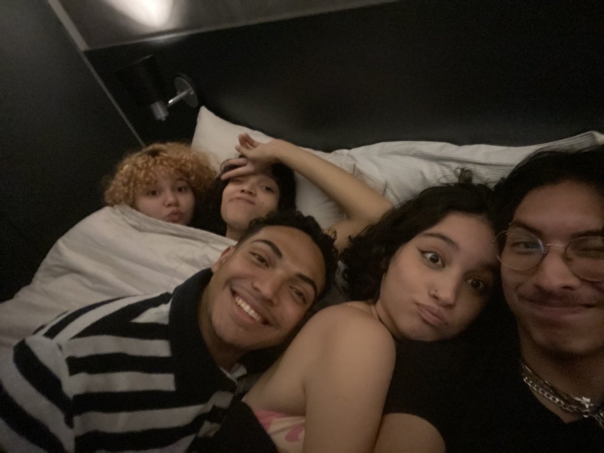 amo vir na casa do ju subir pro quarto ficar a tarde inteira abraçadinha vendo ele jogar enquanto a gente escuta música