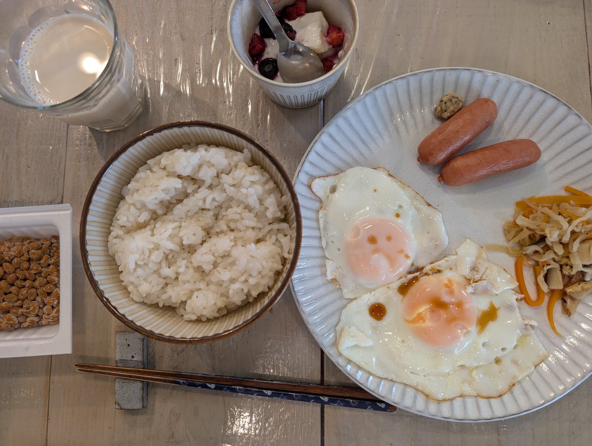 FreezesingE's tweet photo. Today's breakfast 🍳

• Rice with barley
• Fried eggs
• Sausages
• Natto 😏
• Simmered dried daikon 

High protein and simple.
Trying to lose fat… but still love sausages.

（シャウエッセンはやめられない）

#EnglishLearning #HealthyBreakfast #JapaneseFood #FatLoss https://t.co/Xzjs3hlneu