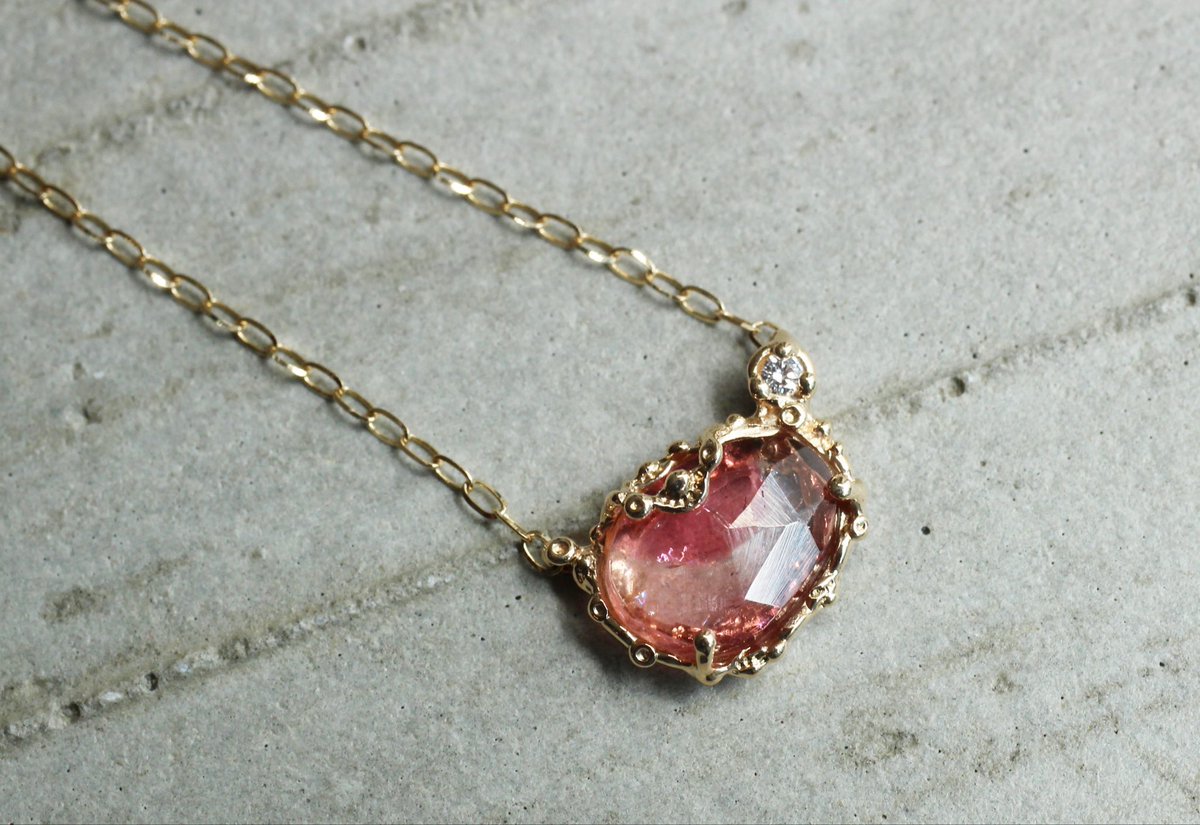 CLAS2009's tweet photo. 【新作紹介/New arrival】桃飴 -MOMOAME-
 K10  tourmaline diamond

濃淡2色の桃色のトルマリンは甘い果汁を内包した飴のようです。ローズカットがクラシカルな雰囲気を演出してくれるネックレス。 https://t.co/e72cWQ8Rpm
