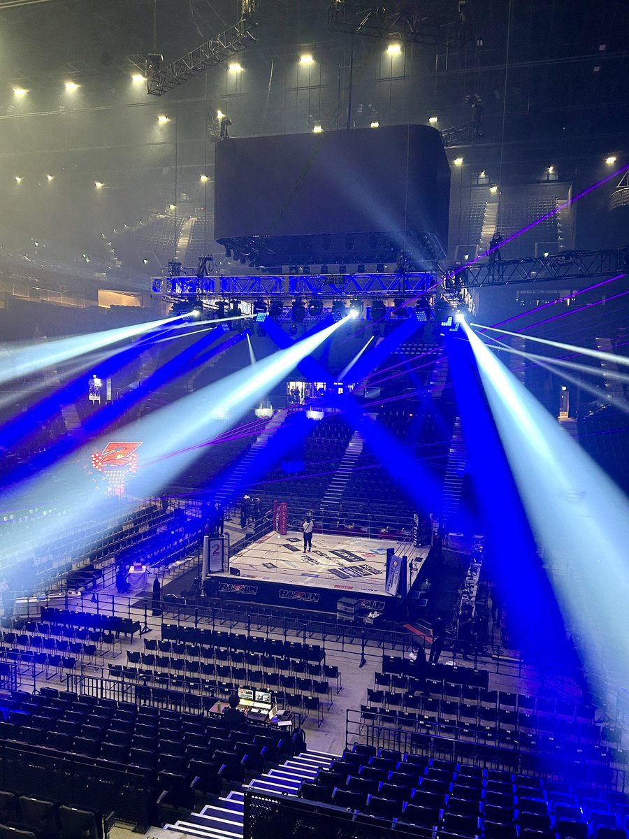 nobu_sakakibara's tweet photo. さぁ、FIGHT DAYです。
今日の神戸は快晴！
日差しは強いのですが、湿度が低く、かつ、とても心地良い風が吹いていて、絶好のお出かけ日和となりました。
当日券が未だ多少残っていますので、今からでも遅くありません、是非、GLION ARENAまでLIVE観戦にお出掛けください！
それでは皆さん会場でお会いしましょう！
https://t.co/4WFqag10jQ

#RIZIN
#RIZIN53
#GLIONARENA