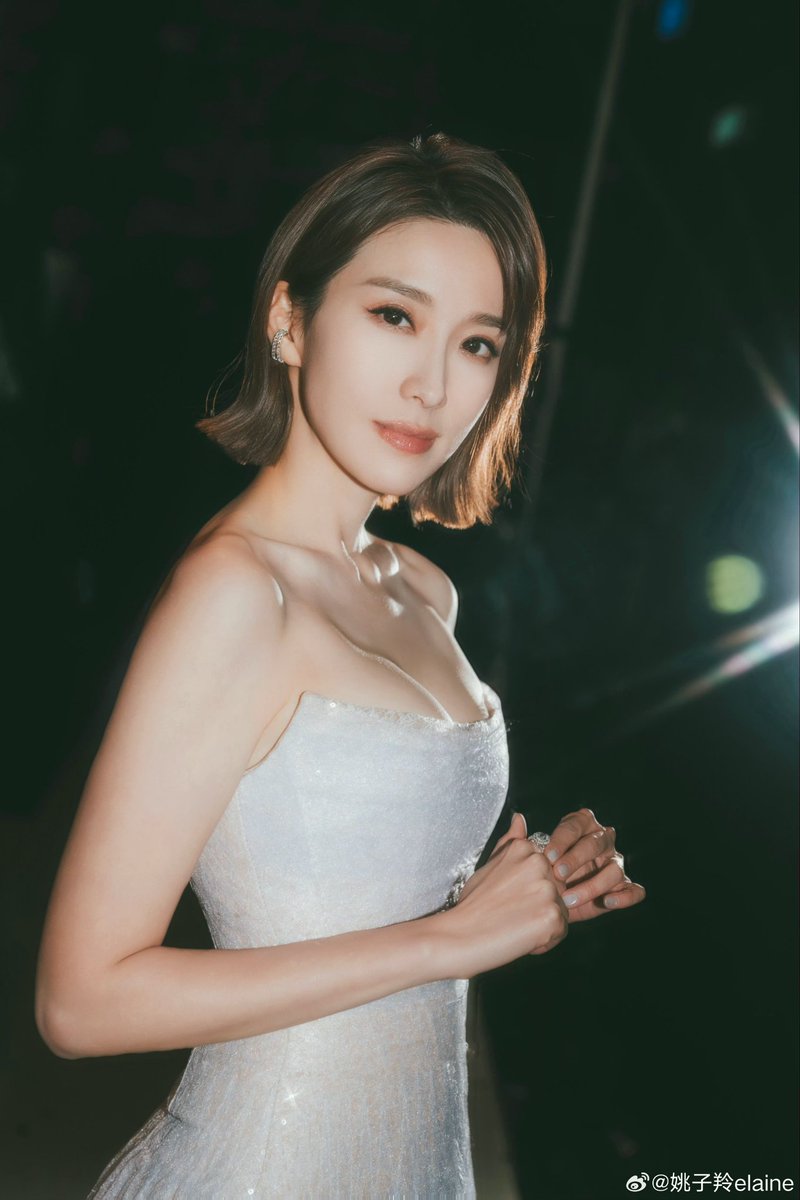 ygcanlan's tweet photo. <-본토판                                홍콩판-> https://t.co/g8aAFNOjJh