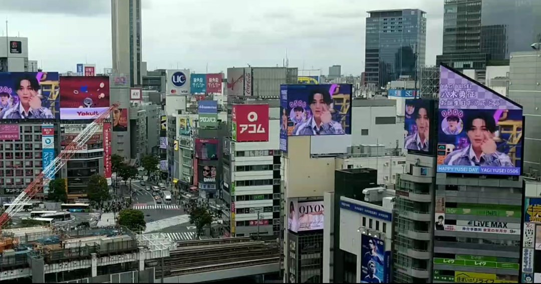 5日に渋谷観に行けました
編集が出来ず写真で投稿😅
私は3回目位でうまく撮れたけど友だちがなかなかで結局1時間いて、その間に6回くらいは流れたと思う
こんな素敵な企画をしてくださってありがとうございます
#八木勇征 くんは愛されてますね💖他にも観に来られてましたよ
#HBD勇征 #FANTASTICS