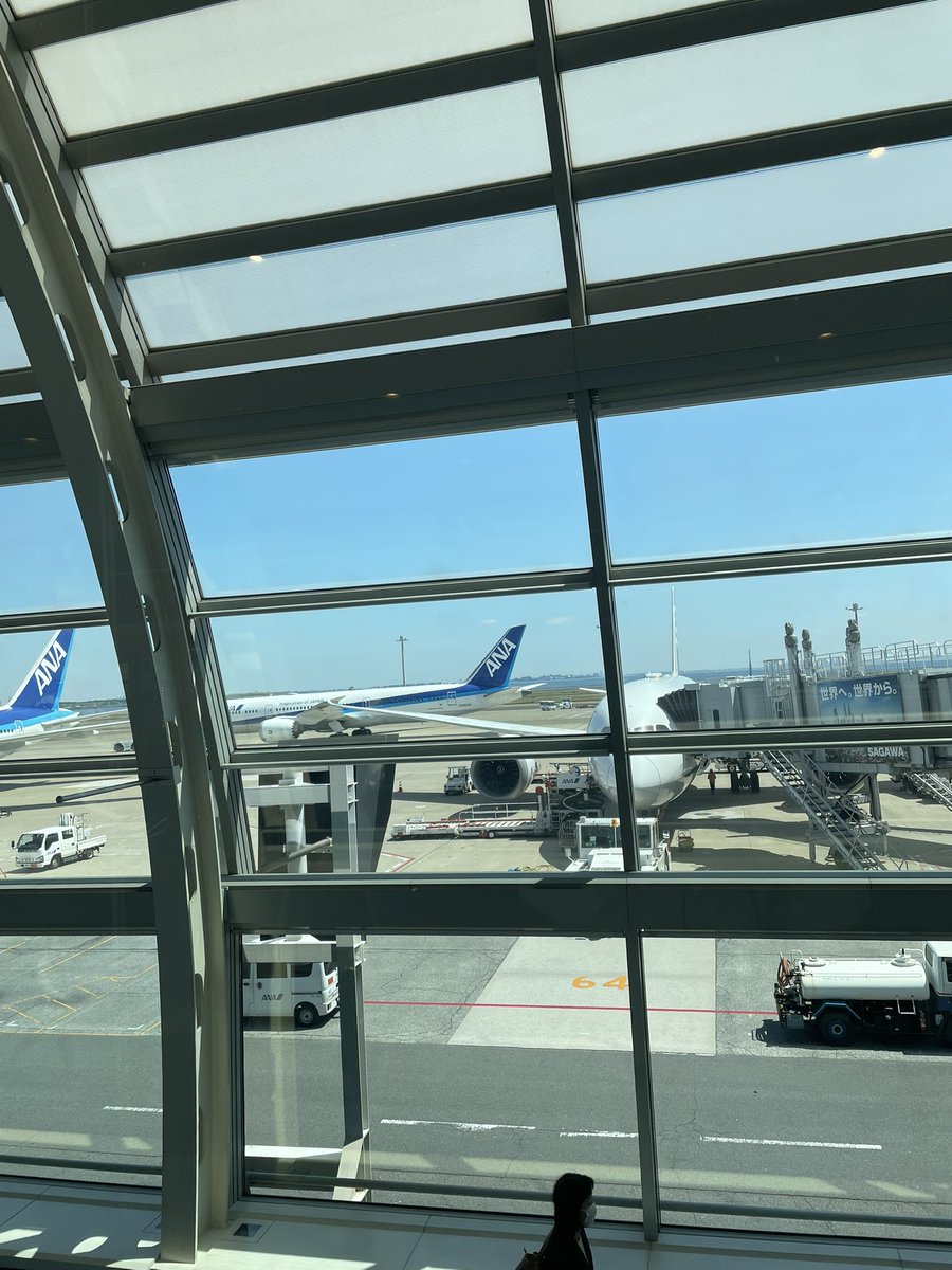 New_Kaede's tweet photo. 謎の外国人にトイレで捲し立てられ、保安検査場でブーツを脱がされ、そして15分のフライト遅延.
沖縄へ  ひととび.
 #クロマニヨンズ
 #JAMBOJAPAM https://t.co/GzV9uEcbmj