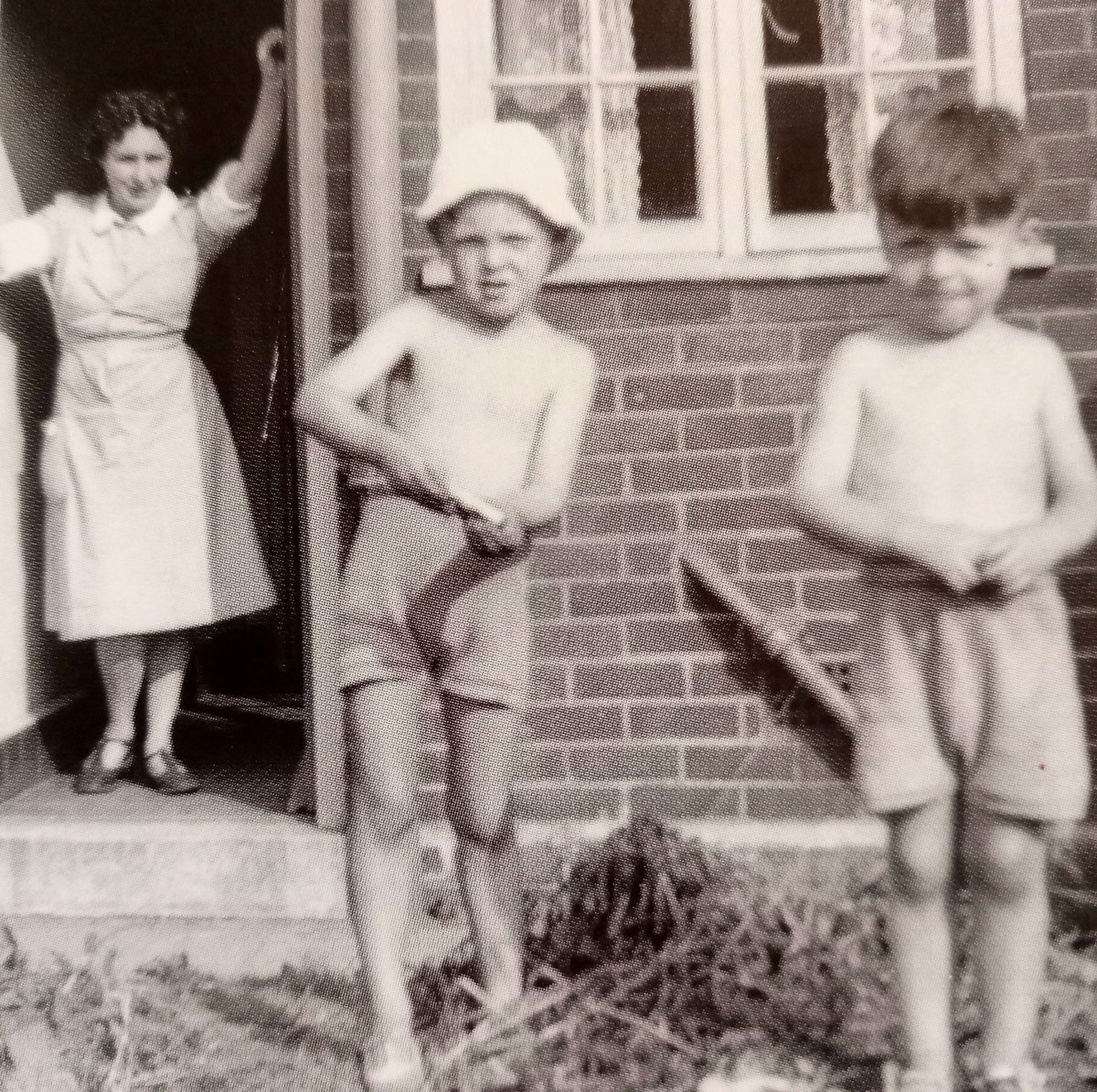 carlosgvizcaino's tweet photo. Mary McCartney, Paul and Mike in the garden of Western Avenue.
#MikeMcCartney
#PaulMcCartney
ยฉ @_MikeMcCartney_ https://t.co/toEG6xBHNq