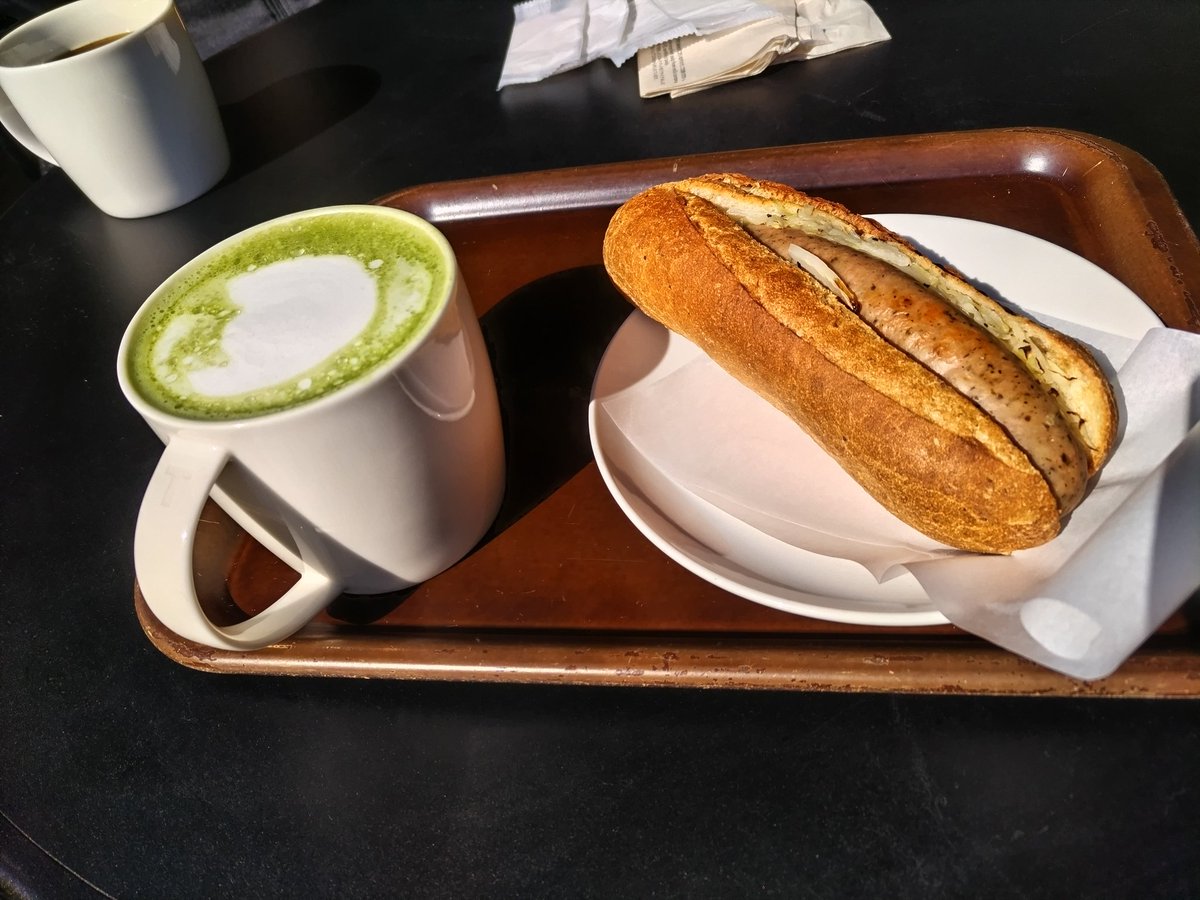 maru196009's tweet photo. 今朝は自宅から
「徒歩圏内」にある
スタバに行ってきました😀

車や電車なら
全国どこの
スタバにも行けますが
うちから歩いていけるのは
ここのスタバだけです😁

テラス席に出ました
宍道湖畔にあるので
見えませんが
道路の向こうには
青々とした宍道湖が
広がってます https://t.co/KmBWPspPh8