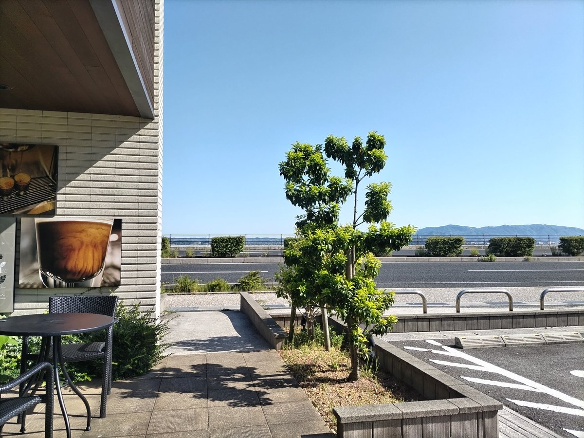 maru196009's tweet photo. 今朝は自宅から
「徒歩圏内」にある
スタバに行ってきました😀

車や電車なら
全国どこの
スタバにも行けますが
うちから歩いていけるのは
ここのスタバだけです😁

テラス席に出ました
宍道湖畔にあるので
見えませんが
道路の向こうには
青々とした宍道湖が
広がってます https://t.co/KmBWPspPh8