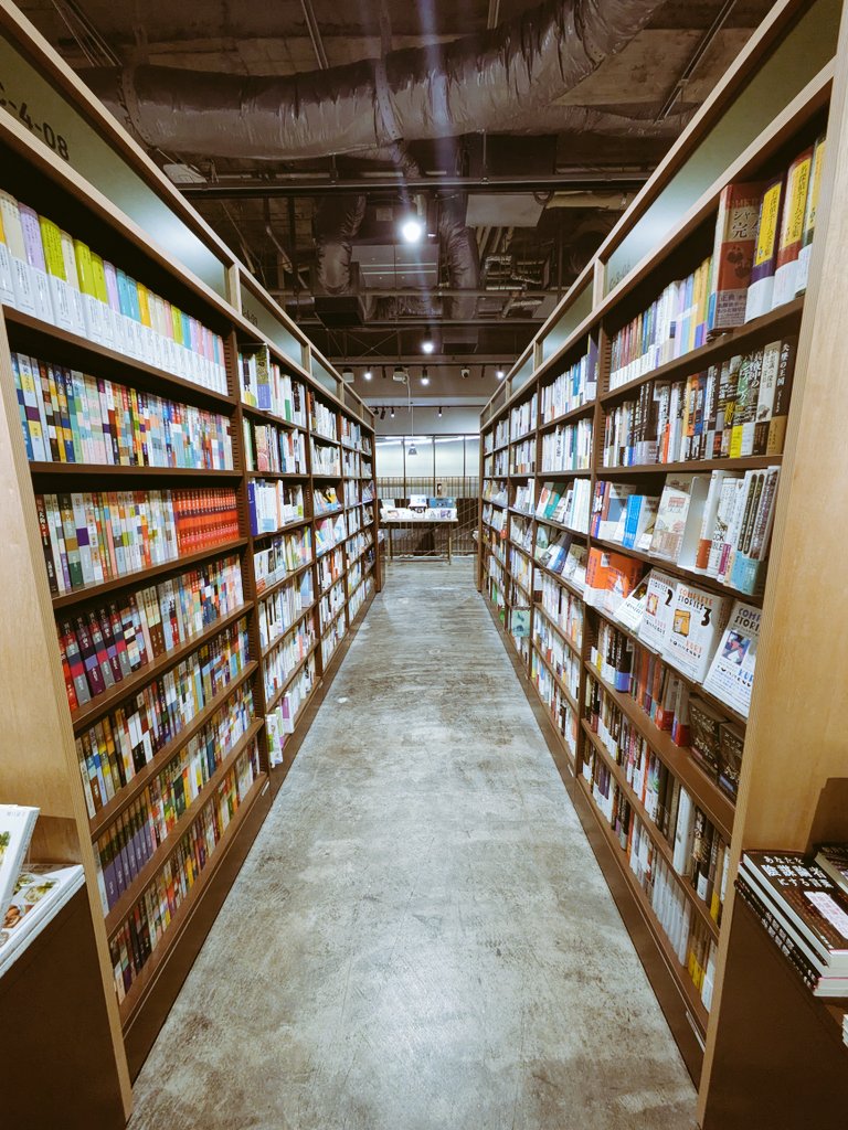 関内駅の近くに有隣堂がOPENしてて、THE横浜の書店という店内でワクワクした🚢
更にブックカバーは可愛いすぎる🥰