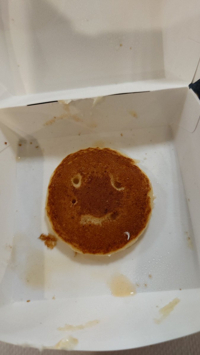 本日の朝ごはん兼昼ご飯。
「朝マッククーポンの恩恵にりんご味をモリモリ添えて」
1番底にいたプチパンケーキが顔の形しててちと嬉しい(⁠*⁠´⁠ω⁠｀⁠*⁠)