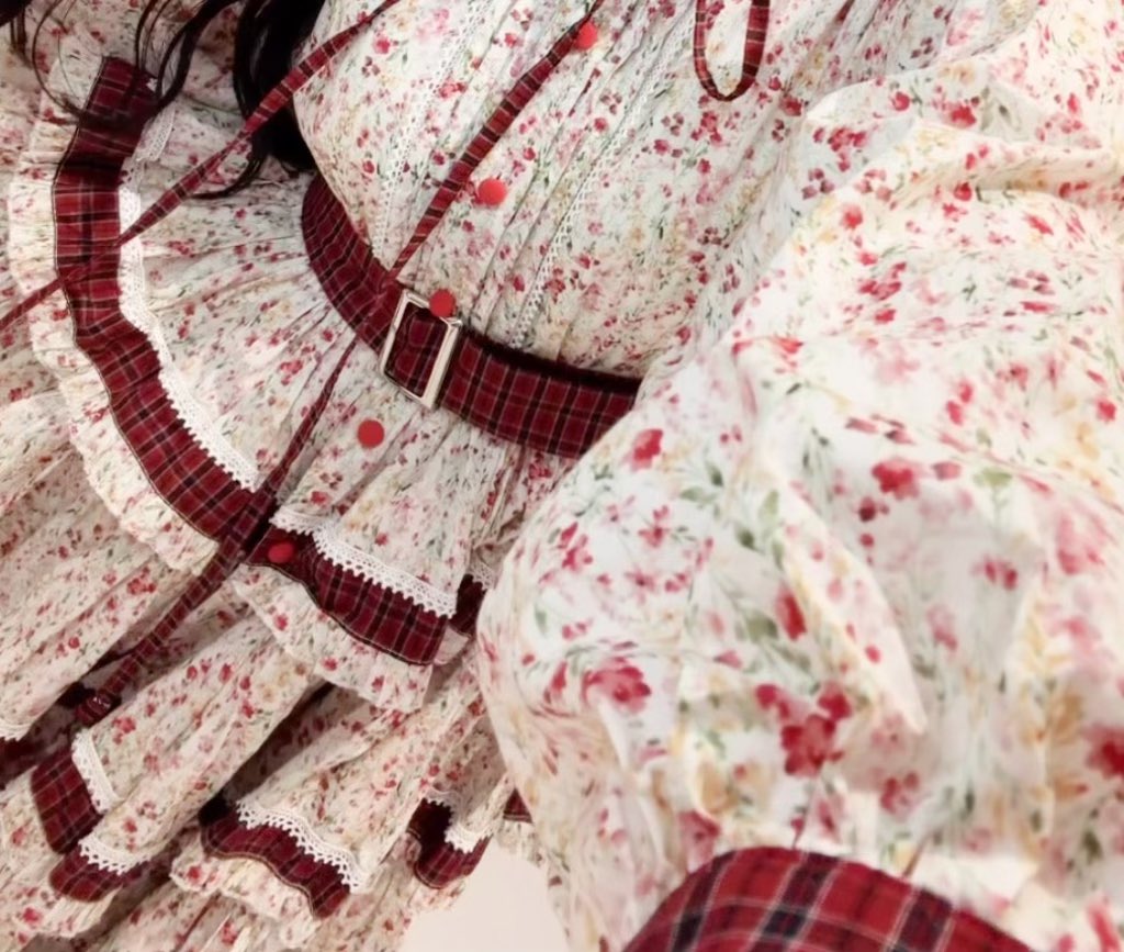 花回廊のワンピース white×red/navy×green アップで見る花柄の違い👀💐