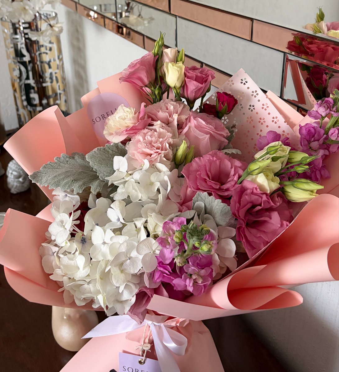 Las flores más bonitas son: 
las que no tienes que pedir 🖤🤩
