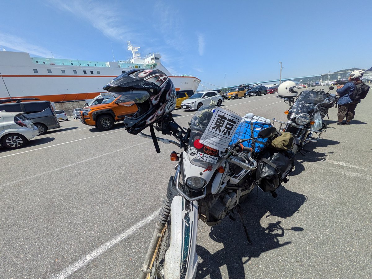 Suzu80cc's tweet photo. フェリーターミナルに到着。
すでに多くのバイクが待機してます https://t.co/yhSXqEtjlT