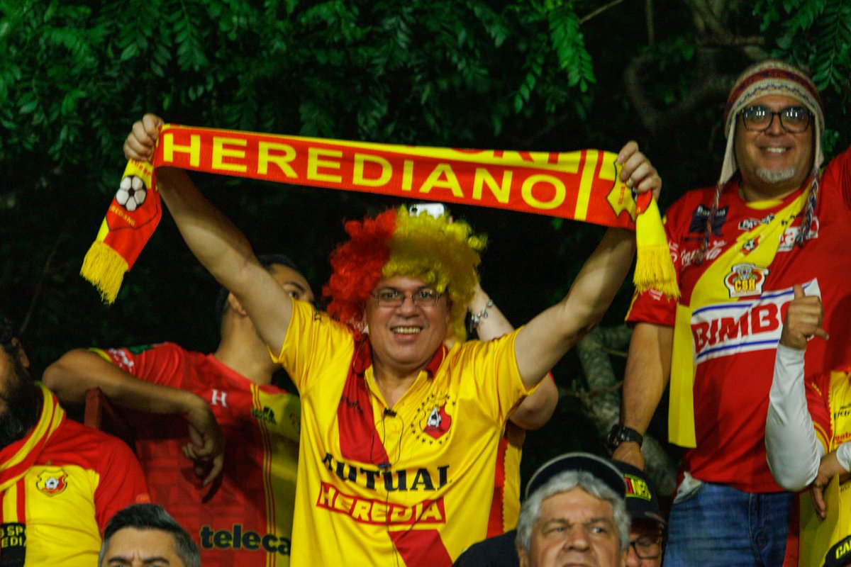 UnafutOficial's tweet photo. ¡Foto, foto! 😁

Los aficionados viven la fiesta de las semifinales en las gradas del Carlos Alvarado ⚽ 🫂

📸 Erick Garita https://t.co/pwMFfiskEB