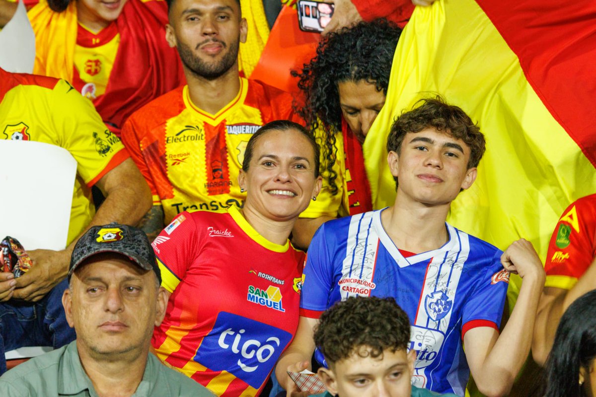 UnafutOficial's tweet photo. ¡Foto, foto! 😁

Los aficionados viven la fiesta de las semifinales en las gradas del Carlos Alvarado ⚽ 🫂

📸 Erick Garita https://t.co/pwMFfiskEB