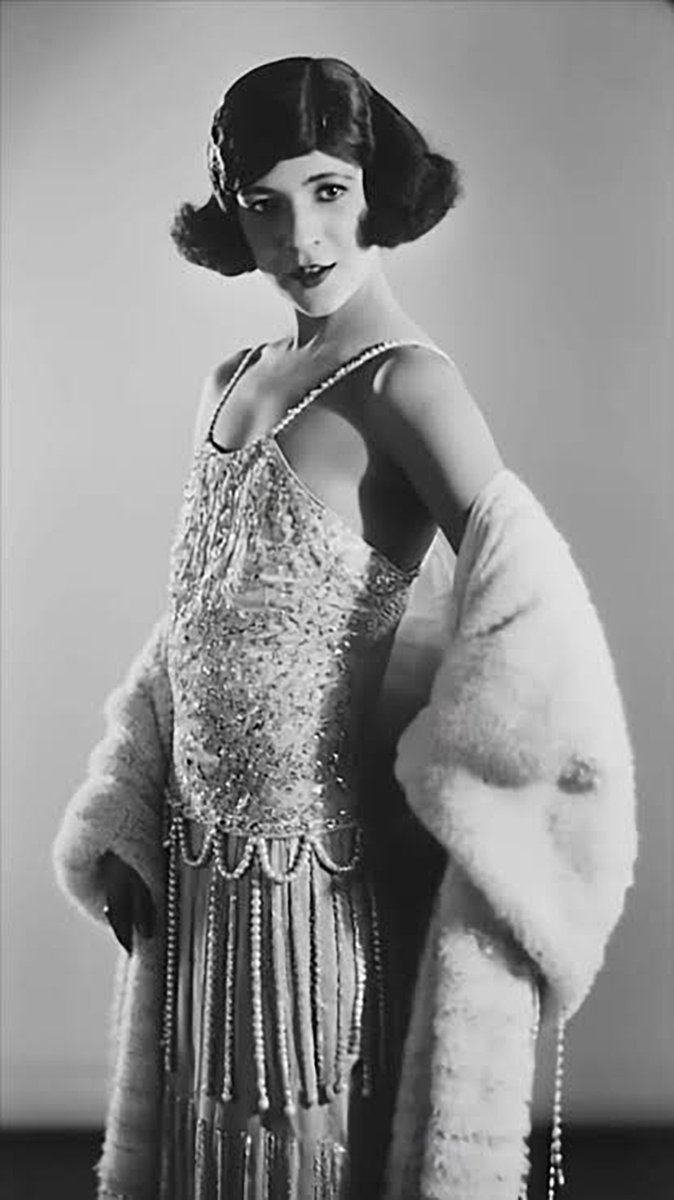 Mundo Drag:
Karyl Norman (1897-1947), seudónimo artístico de George Francis Peduzzi, fue Drag queen, cantante y compositor, dueño de un talento vocal del que lamentablemente quedan pocos registros.