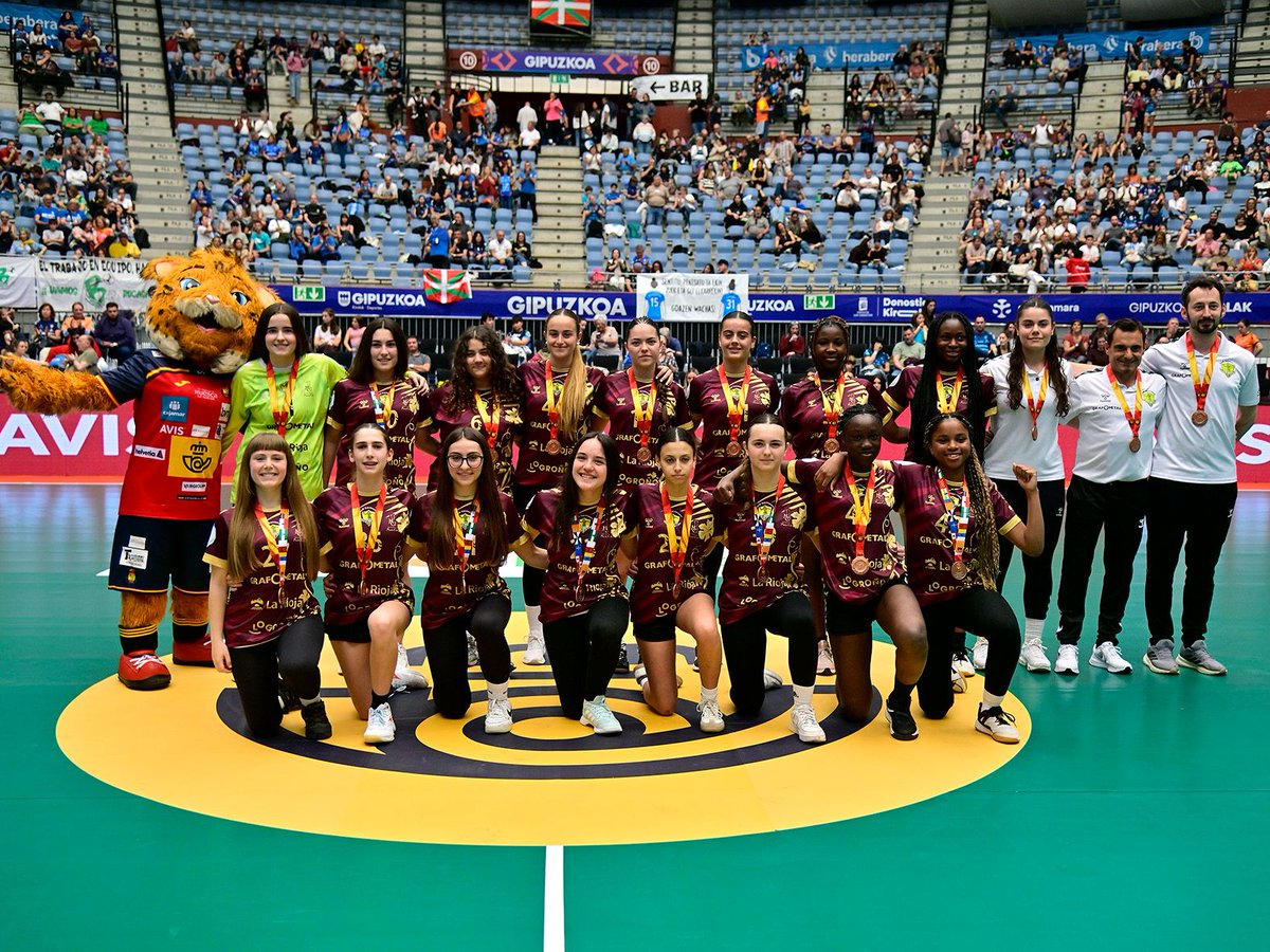 RFEBalonmano's tweet photo. 👏🏼 Así ha sido la entrega de medallas de participación de la #MiniCopaReina2026 en la Plaza de toros de Illunbe – Donostia Arena 
 
🎖️ @BMSportingLR, @BMRemudas y @AtleticoGuardes
 
️ @gipuzkoakirolak | @donostia_udala 
 
#️⃣ #Balonmano https://t.co/WWikb0r6Ud