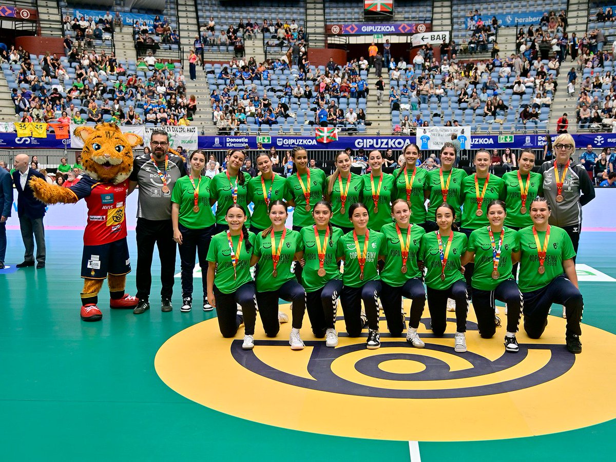 RFEBalonmano's tweet photo. 👏🏼 Así ha sido la entrega de medallas de participación de la #MiniCopaReina2026 en la Plaza de toros de Illunbe – Donostia Arena 
 
🎖️ @BMSportingLR, @BMRemudas y @AtleticoGuardes
 
️ @gipuzkoakirolak | @donostia_udala 
 
#️⃣ #Balonmano https://t.co/WWikb0r6Ud