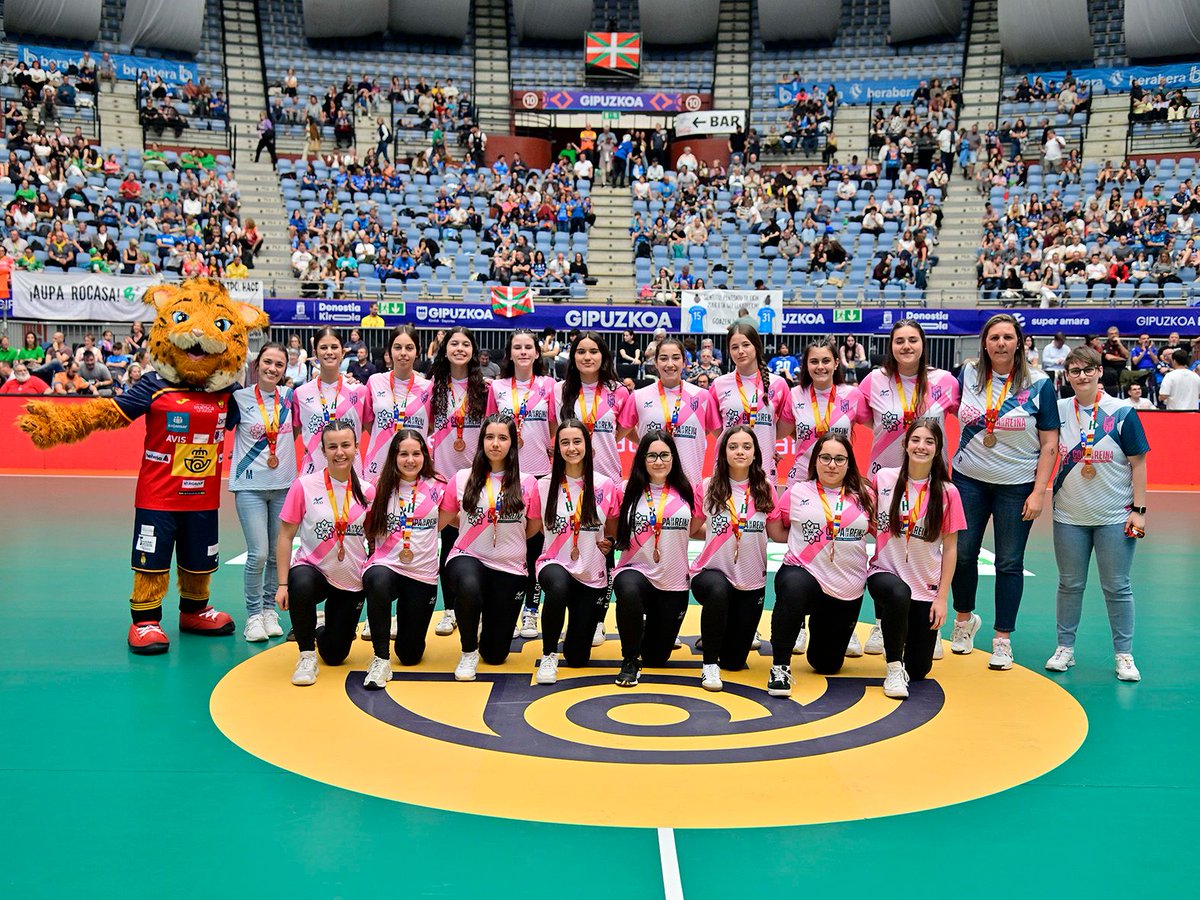 RFEBalonmano's tweet photo. 👏🏼 Así ha sido la entrega de medallas de participación de la #MiniCopaReina2026 en la Plaza de toros de Illunbe – Donostia Arena 
 
🎖️ @BMSportingLR, @BMRemudas y @AtleticoGuardes
 
️ @gipuzkoakirolak | @donostia_udala 
 
#️⃣ #Balonmano https://t.co/WWikb0r6Ud