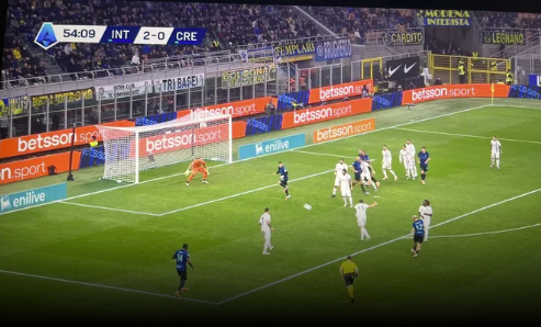 Il 4 ottobre 2025 e' stato validato questo gol all'Inter.
Vedete Lautaro in traiettoria sulla palla.
Da allora annullati i gol a Koop, Vlahovic e tanti altri cambiando la regola.
#Rocchi