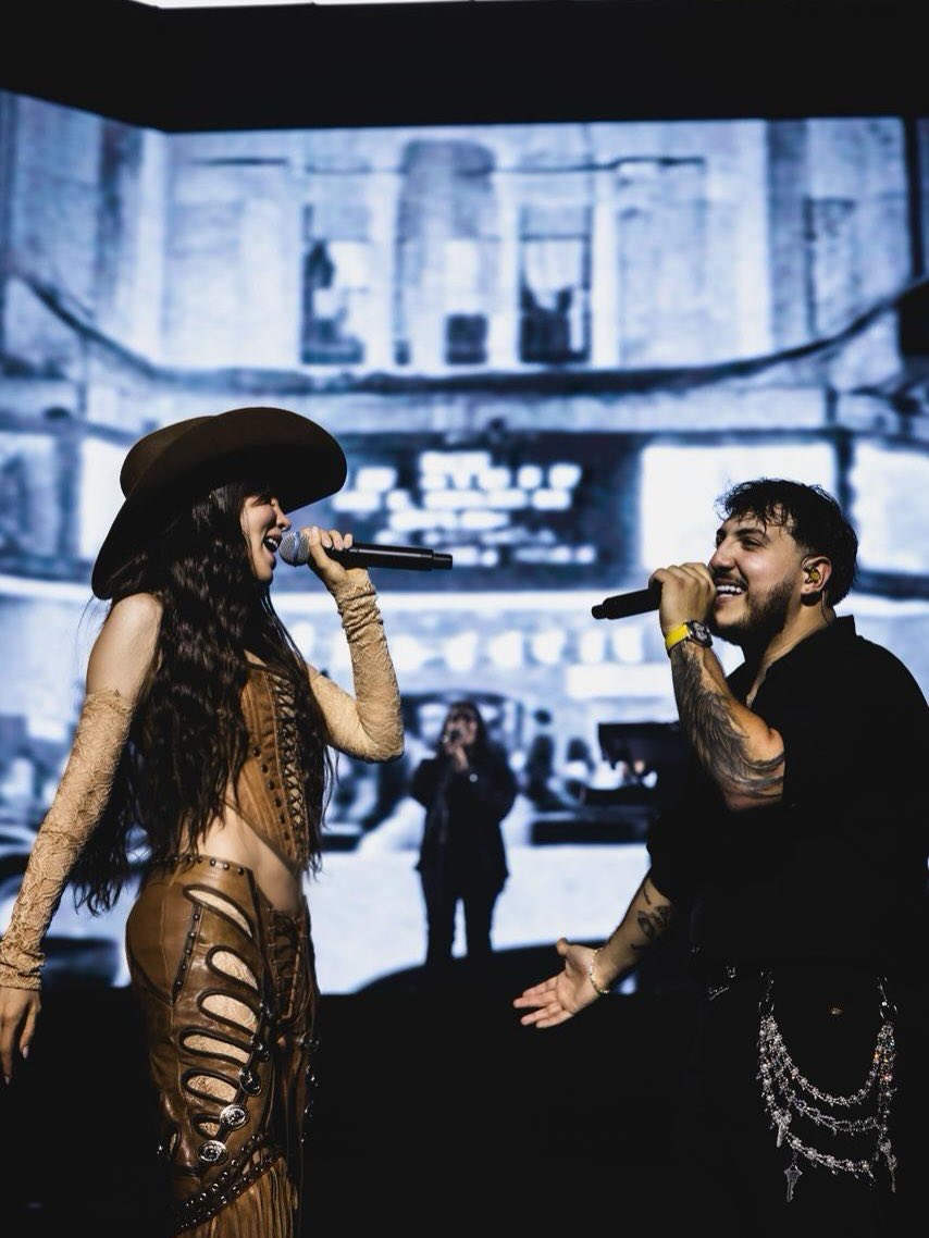 Belinda junto a Grupo Frontera luego de su participación especial en la gira de la agrupación en México:

“Gracias a mis compás de Grupo Frontera por invitarme a su escenario quedamos pendientes pal
estudio🤠”

BELI X GRUPO FRONTERA???😭
<a href="/belindapop/">Belinda</a>