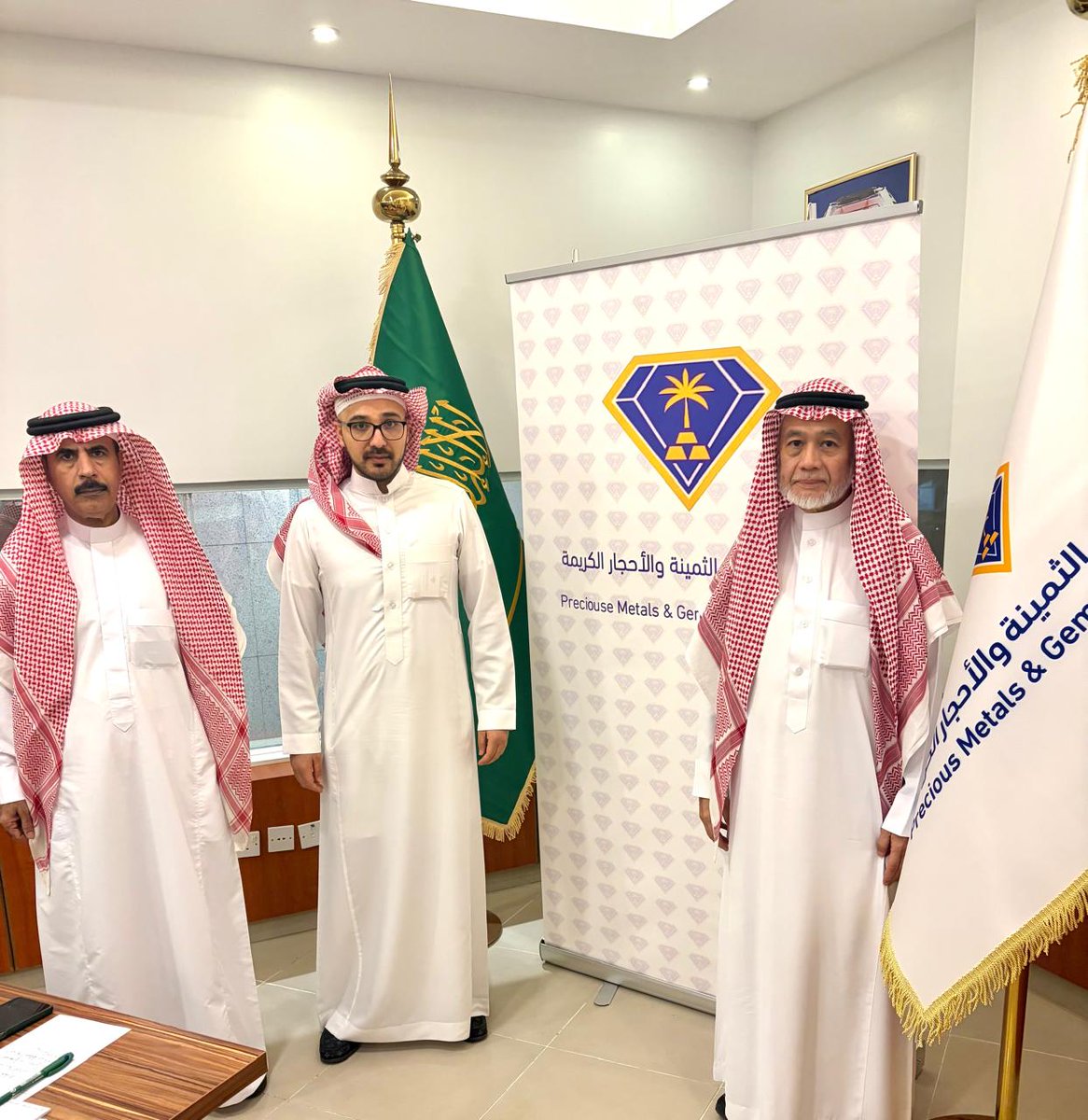 pmgsaksa's tweet photo. *خبر صحفي*
قام رجل الأعمال الأستاذ/ حسن بن راضي البقشي بزيارة لجمعية المعادن الثمينة و الأحجار الكريمة في الرياض و التقى برئيس مجلس الإدارة الأستاذ/عبدالله بن محمد الهويريني ونائب رئيس مجلس الإدارة الأستاذ/ نزار بن جميل مختار وتمت مناقشة العديد من  المواضيع التي تهم القطاع بما فيها انضمام الاستاذ حسن البقشي إلى احدى اللجان النوعية المنبثقة من الجمعية، ويعتبر الأستاذ/حسن البقشي إضافةً جيدة للجنة التي تم ضمه لها وللجمعية بشكلٍ عام.
بارك الله بالجميع
#جمعية_المعادن_الثمينة_والأحجار_الكريمة
🇸🇦