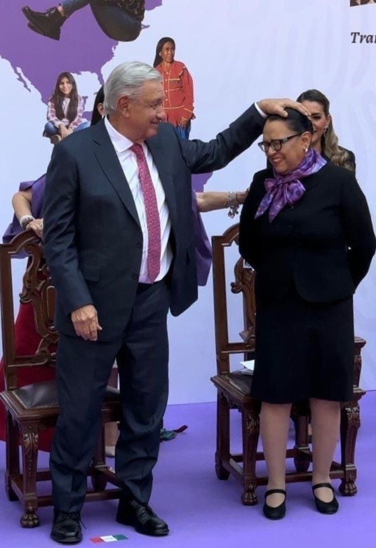 <a href="/rosaicela_/">Rosa Icela Rodríguez Velázquez</a> podría ser la próxima presidente de México; si renuncia <a href="/Claudiashein/">Claudia Sheinbaum Pardo</a> , conforme al Art. 84 de la Constitución, a falta de presidente, queda el titular de Segob a cargo, en tanto el Congreso nombra un sustituto que deberá convocar a elecciones.
¡Se ve feo el futuro!
