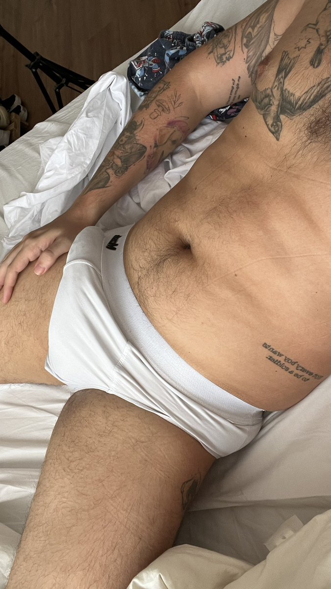 MPversatil's tweet photo. Cueca branca gostam? https://t.co/jzSlRqOJxW